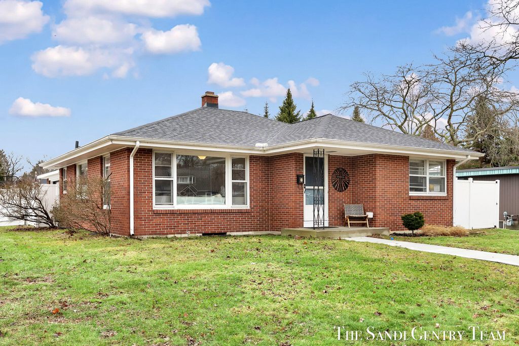 Photo of 1508 Wisconsin Street, Grand Haven, MI 49417 (MLS # 26009611)