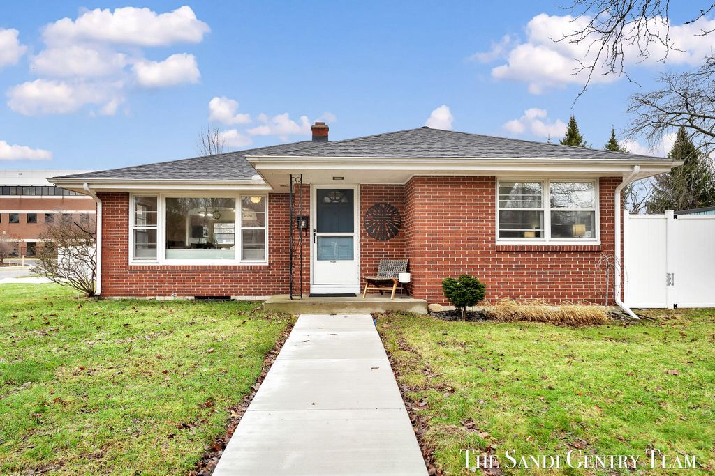 Photo of 1508 Wisconsin Street, Grand Haven, MI 49417 (MLS # 26009611)