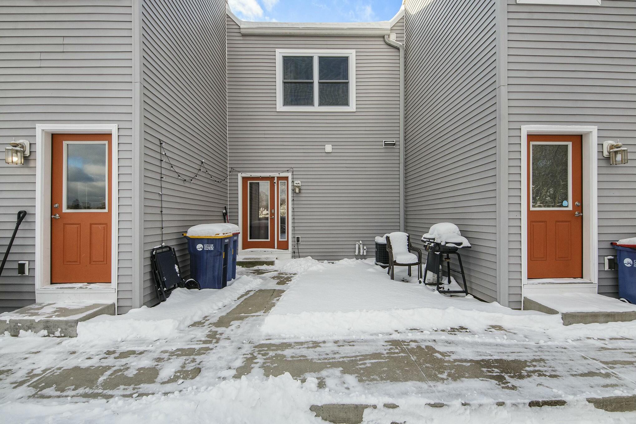 Grand Rapids, Michigan 49503, United States, 2 Bedrooms Bedrooms, ,2 BathroomsBathrooms,Residential,Pending,15288