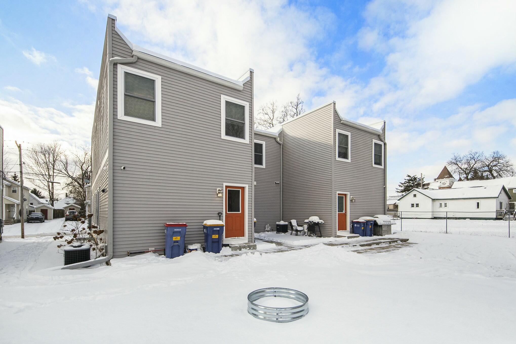 Grand Rapids, Michigan 49503, United States, 2 Bedrooms Bedrooms, ,2 BathroomsBathrooms,Residential,Pending,15288