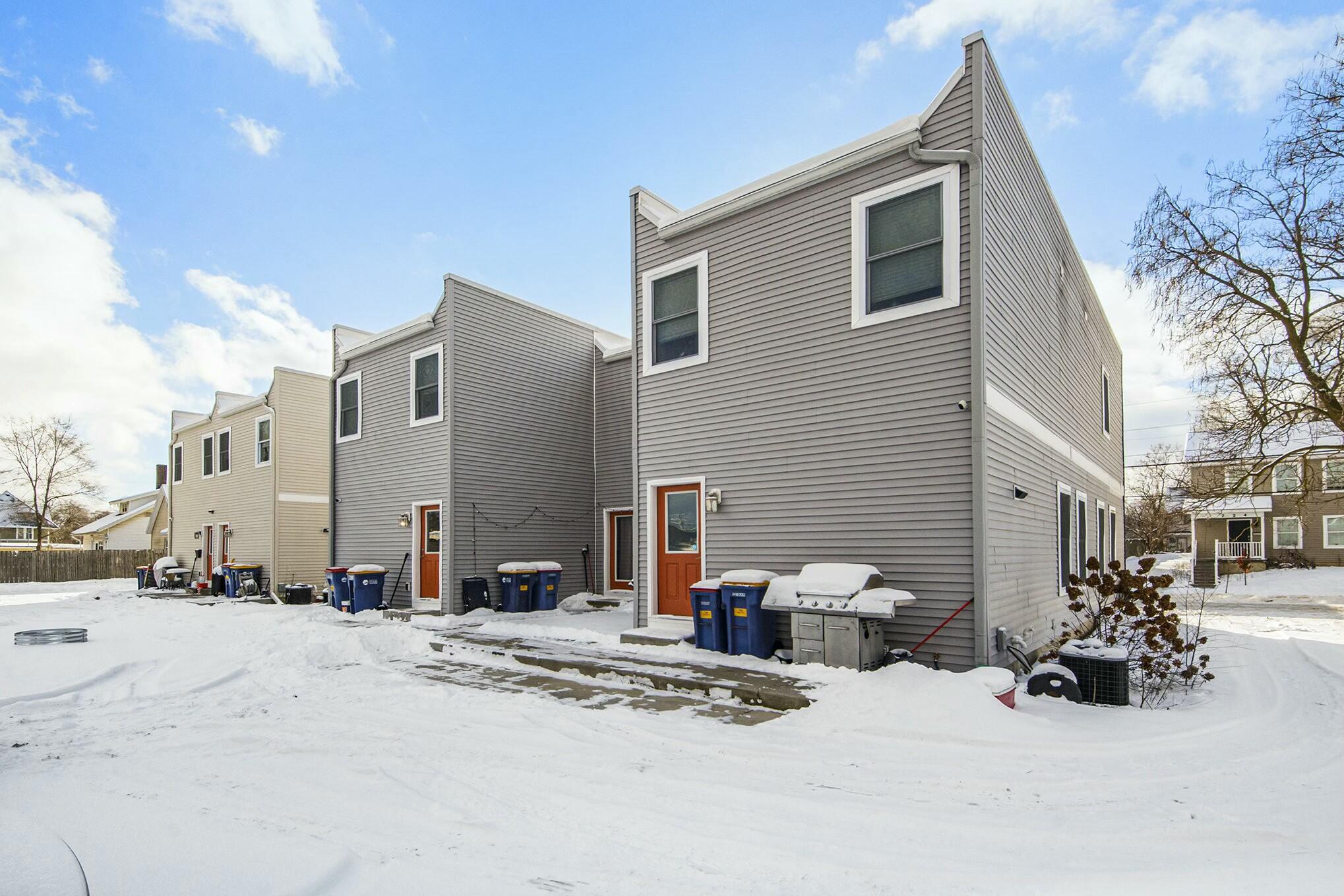 Grand Rapids, Michigan 49503, United States, 2 Bedrooms Bedrooms, ,2 BathroomsBathrooms,Residential,Pending,15288