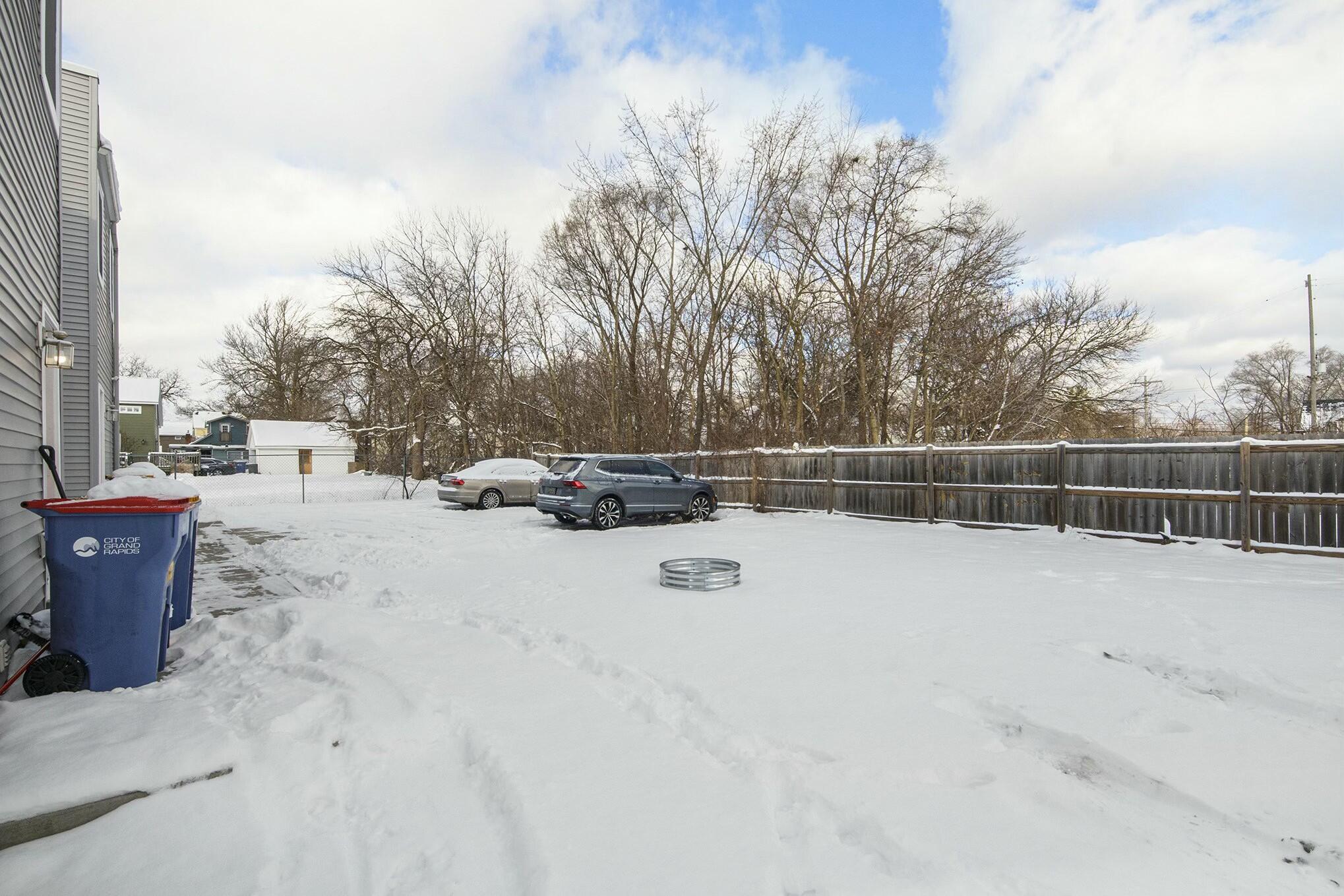 Grand Rapids, Michigan 49503, United States, 2 Bedrooms Bedrooms, ,2 BathroomsBathrooms,Residential,Pending,15288