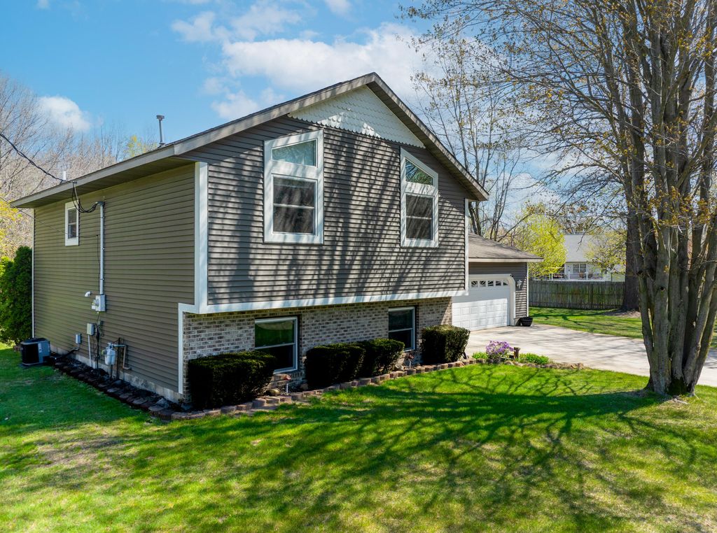 Photo of 3382 Sunset Drive, Muskegon, MI 49444 (MLS # 26019341)