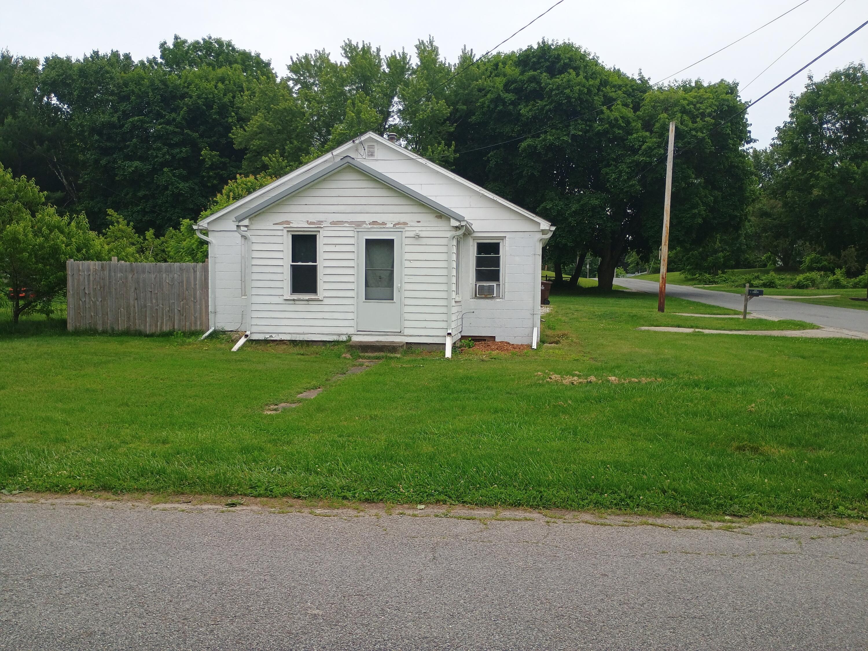 Photo 1 of 21 — 502 E Forest Street, Edmore, MI 48829