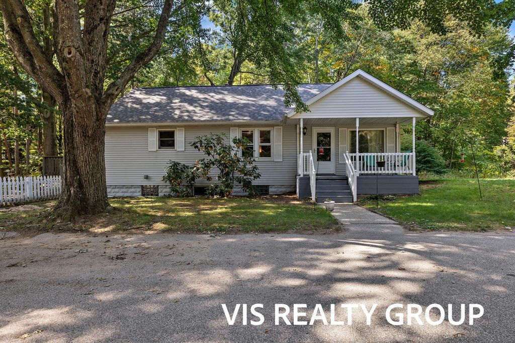 Photo of 18046 Hickory Street, Spring Lake, MI 49456 (MLS # 25047756)