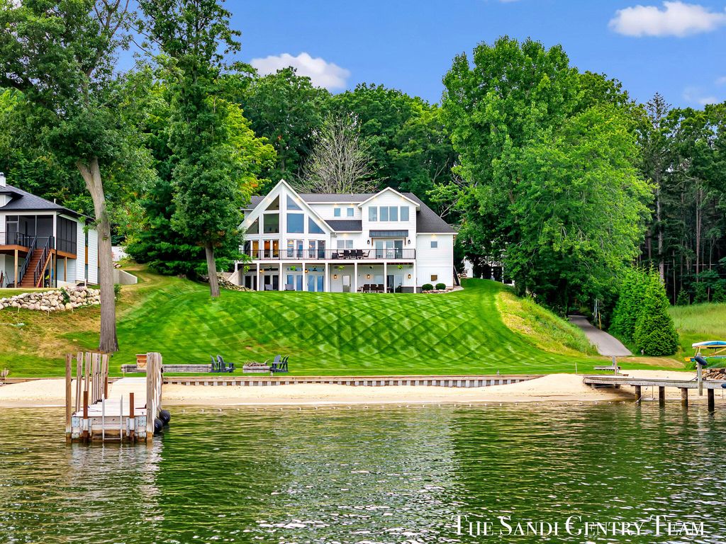 Photo of 17870 W Spring Lake Road, Spring Lake, MI 49456 (MLS # 26022443)