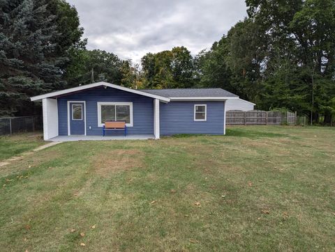 Photo of 1009 N Ferry Street, Ludington, MI 49431 (MLS # 25051715)