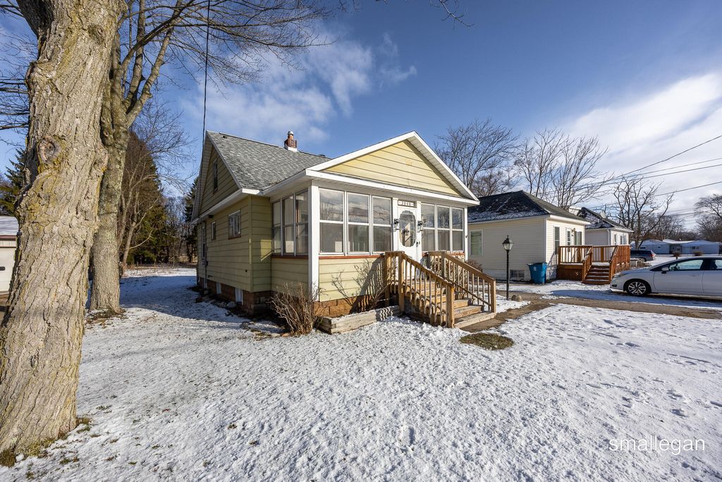 Photo of 2040 Lawnel Avenue, Muskegon, MI 49441 (MLS # 26001612)