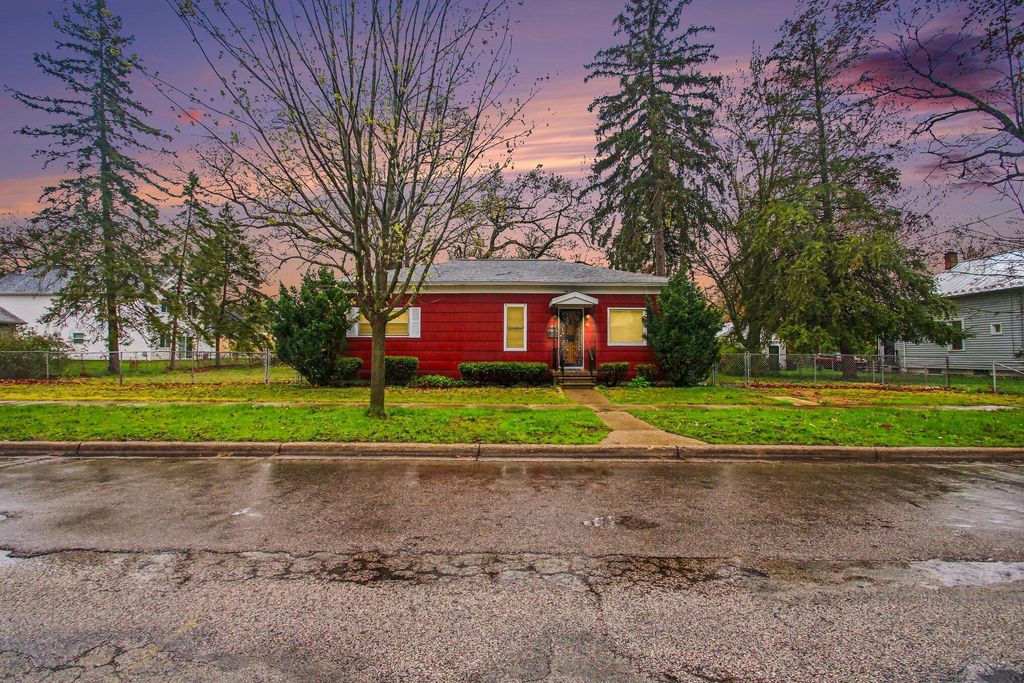 Photo of 511 E Isabella Avenue, Muskegon, MI 49442 (MLS # 26018917)