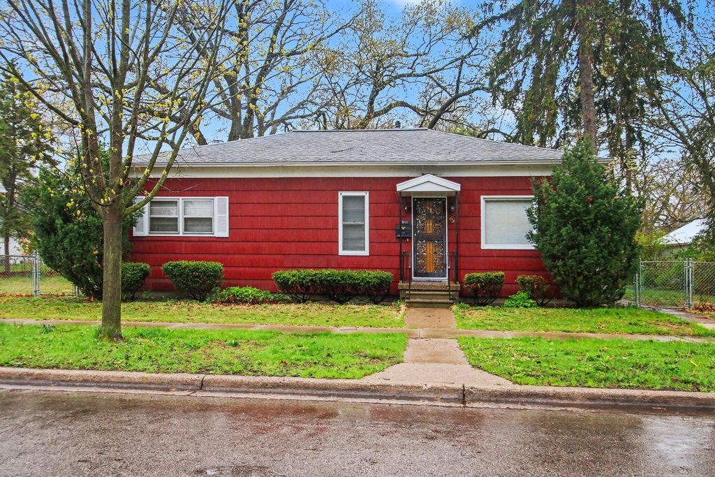 Photo of 511 E Isabella Avenue, Muskegon, MI 49442 (MLS # 26018917)