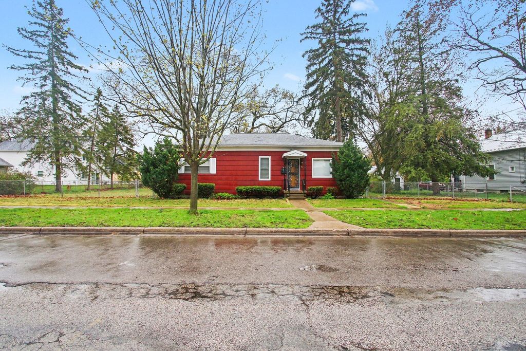 Photo of 511 E Isabella Avenue, Muskegon, MI 49442 (MLS # 26018917)