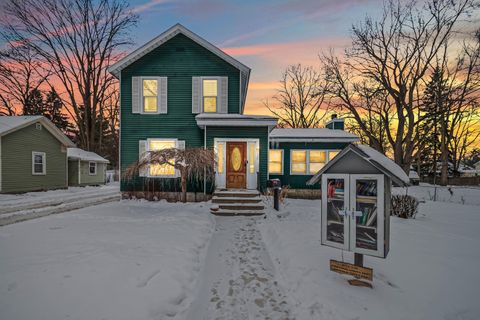 Photo of 20 S West Street, Hillsdale, MI 49242 (MLS # 26004372)