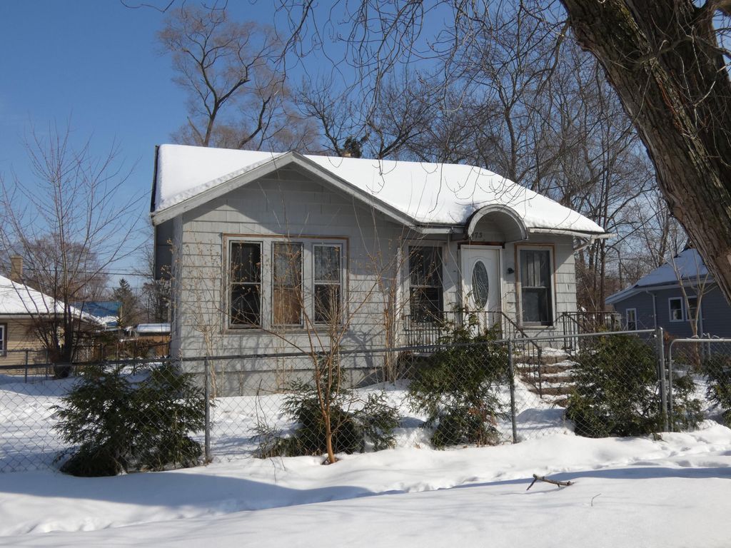 Photo of 973 Lavette Avenue, Benton Harbor, MI 49022 (MLS # 26005259)