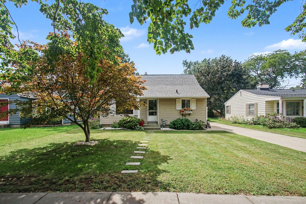 Photo of 154 W 30th Street, Holland, MI 49423 (MLS # 26050308)