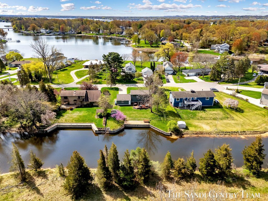 Photo of 17083 Spahr Street, Spring Lake, MI 49456 (MLS # 25020538)