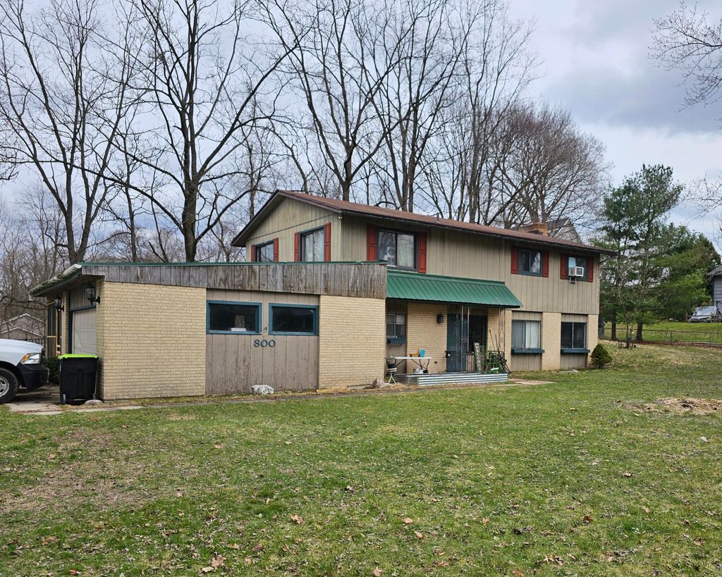 Photo of 800 S Lincoln Street, Greenville, MI 48838 (MLS # 25058778)