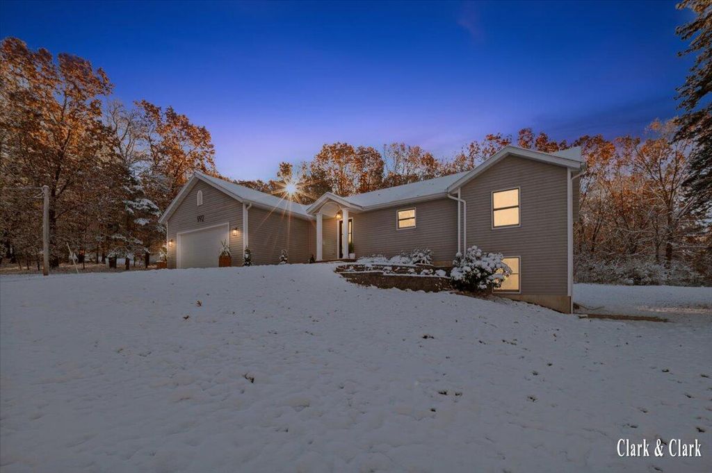 Photo of 992 N Washington Road SE, Lowell, MI 49331 (MLS # 25057667)