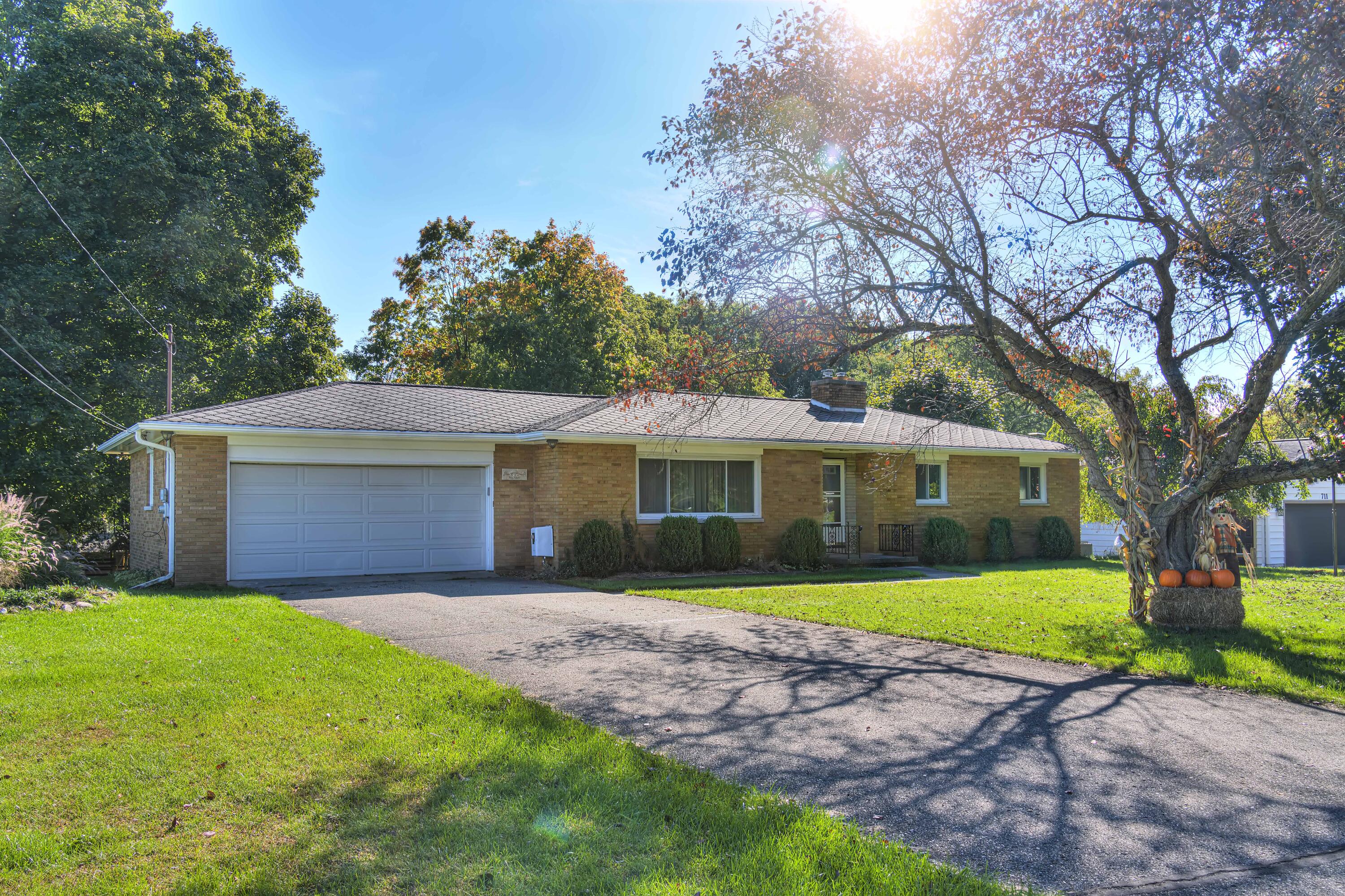 Photo 1 of 31 — 707 Leo Road, Jackson, MI 49203