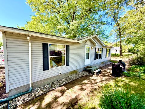 Photo of 811 N Lavinia Street, Ludington, MI 49431 (MLS # 26026271)