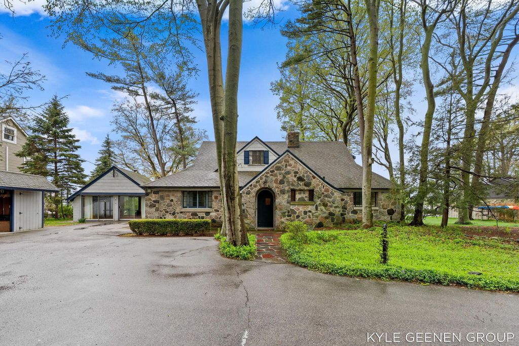 Photo of 1418 Waukazoo Drive, Holland, MI 49424 (MLS # 26019411)