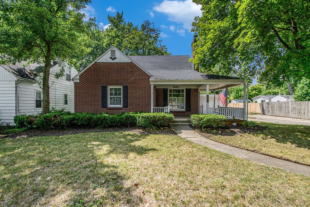Photo of 1041 Keneberry Way SE, East Grand Rapids, MI 49506 (MLS # 25041956)