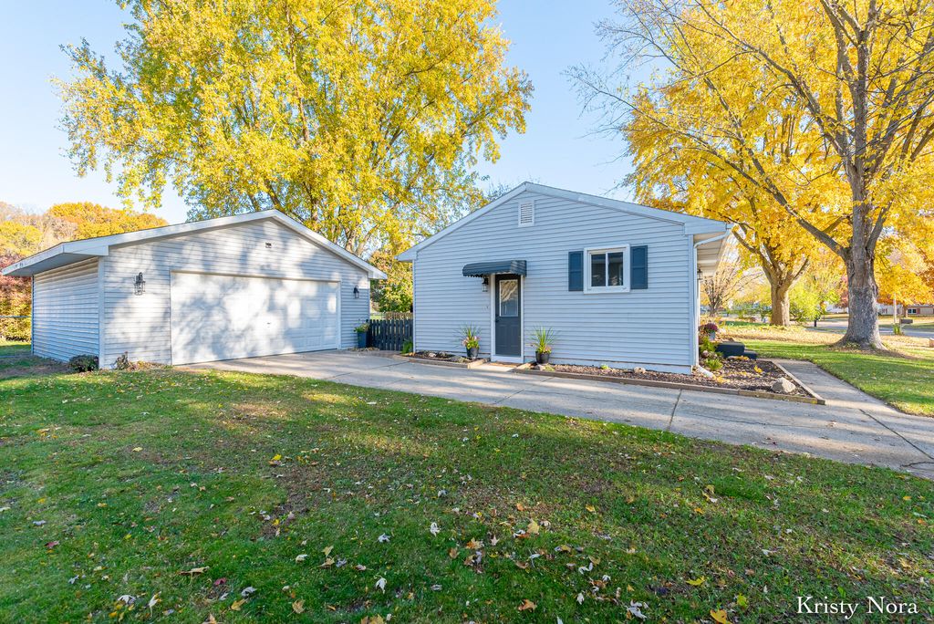 Photo of 1550 Carol Lynne Drive SE, Lowell, MI 49331 (MLS # 25056707)