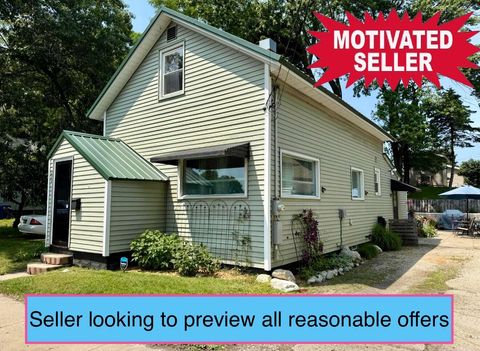 Photo of 274 6th Avenue, Manistee, MI 49660 (MLS # 25036930)
