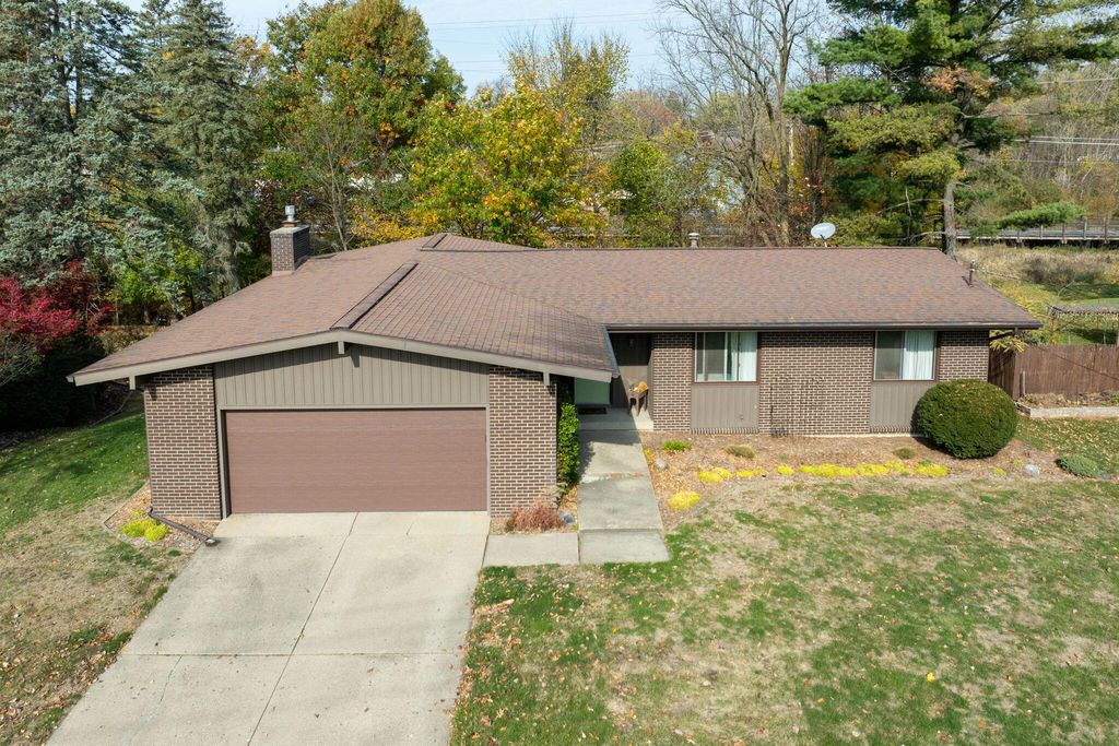 Photo of 5029 Creekview Drive SE, Kentwood, MI 49508 (MLS # 25009136)