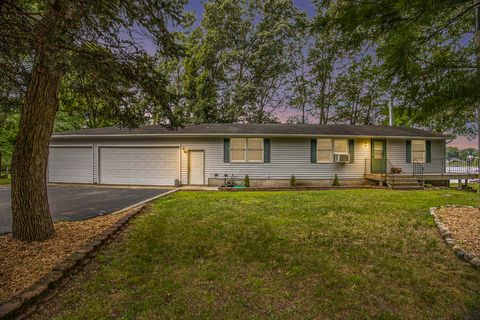 Photo of 60053 E Oak Drive, Decatur, MI 49045 (MLS # 25045319)