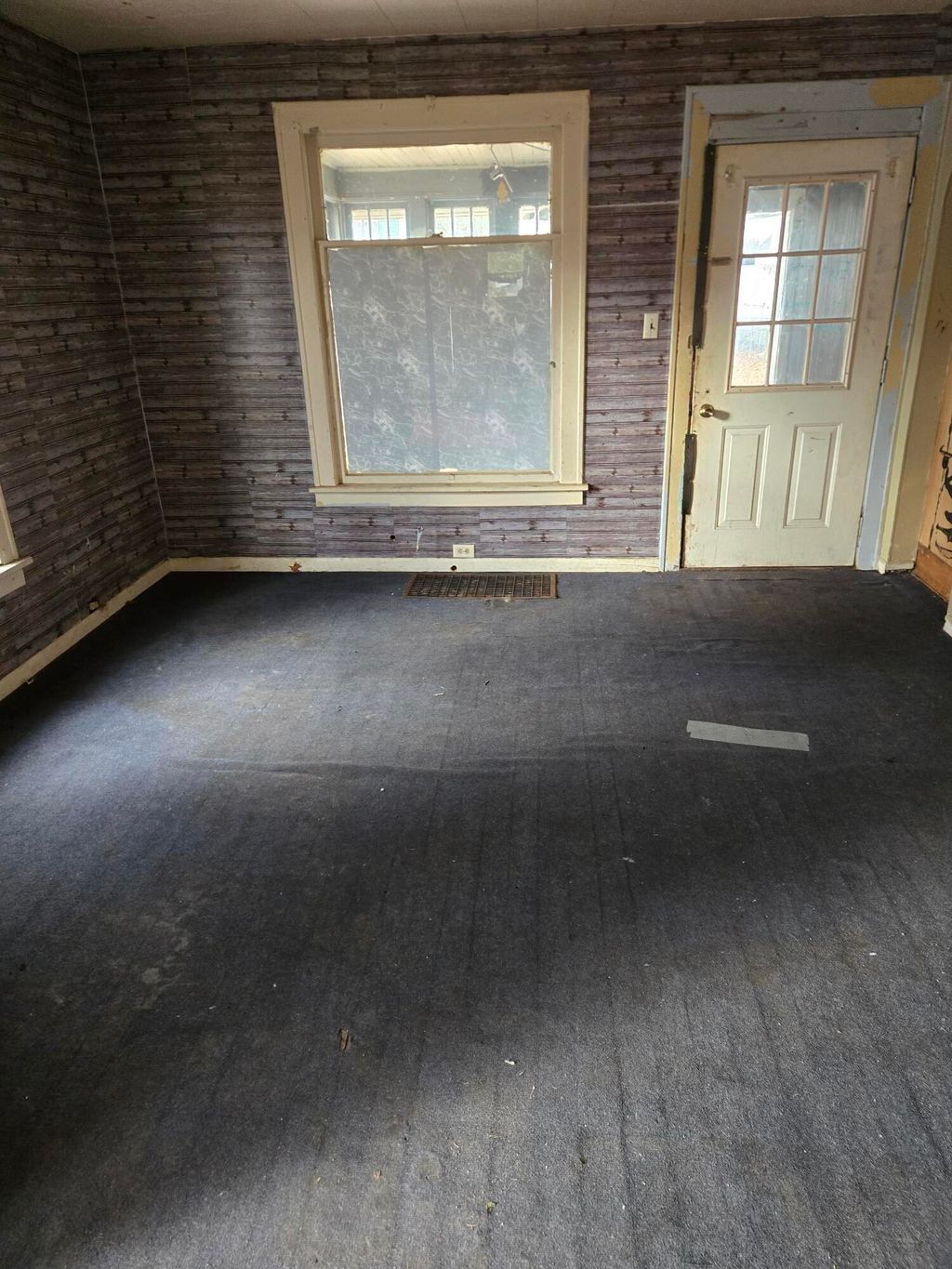 Photo of 1682 Mcilwraith Street, Muskegon, MI 49442 (MLS # 25058083)