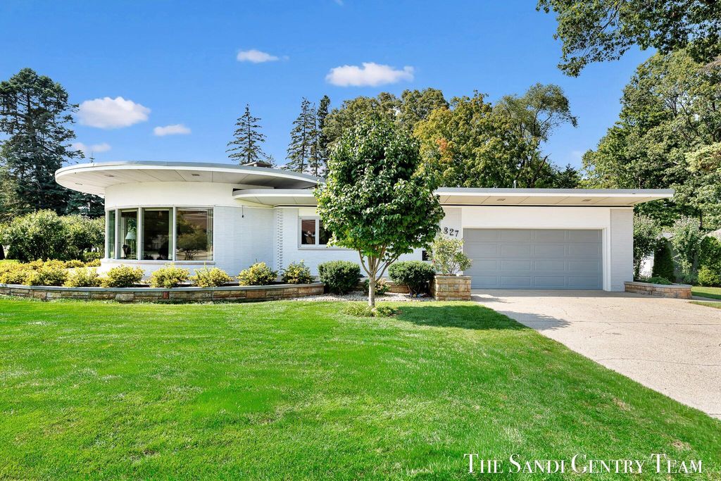 Photo of 827 E Savidge Street, Spring Lake, MI 49456 (MLS # 25046456)