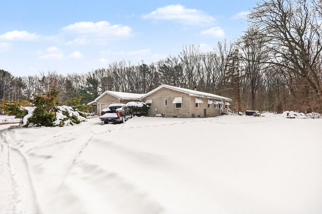 Photo of 16200 152nd Avenue, Spring Lake, MI 49456 (MLS # 26010419)