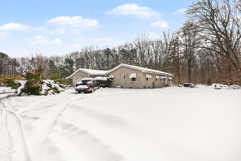 Photo of 16200 152nd Avenue, Spring Lake, MI 49456 (MLS # 26010419)