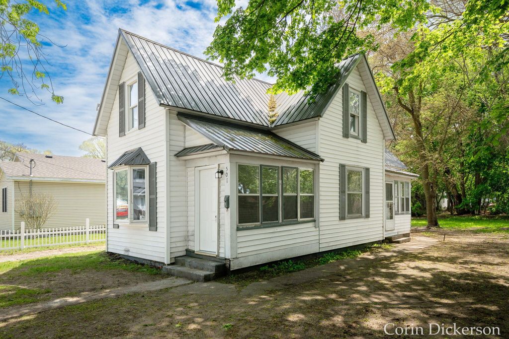 Photo of 501 Oak Avenue, Muskegon, MI 49442 (MLS # 26022770)