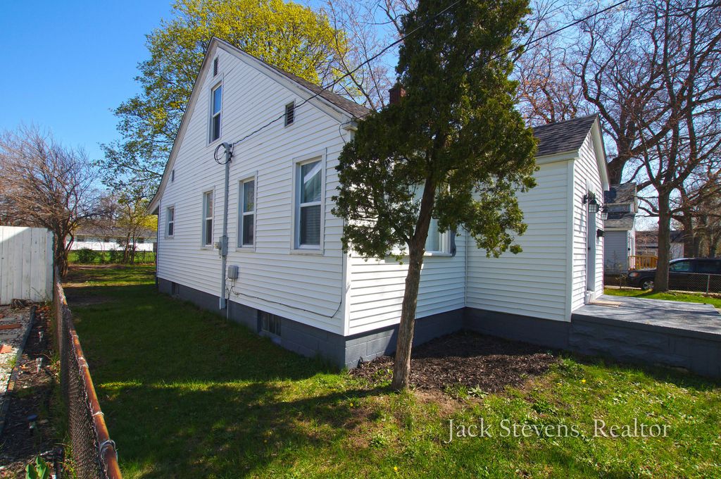 Photo of 694 E Isabella Avenue, Muskegon, MI 49442 (MLS # 26017445)