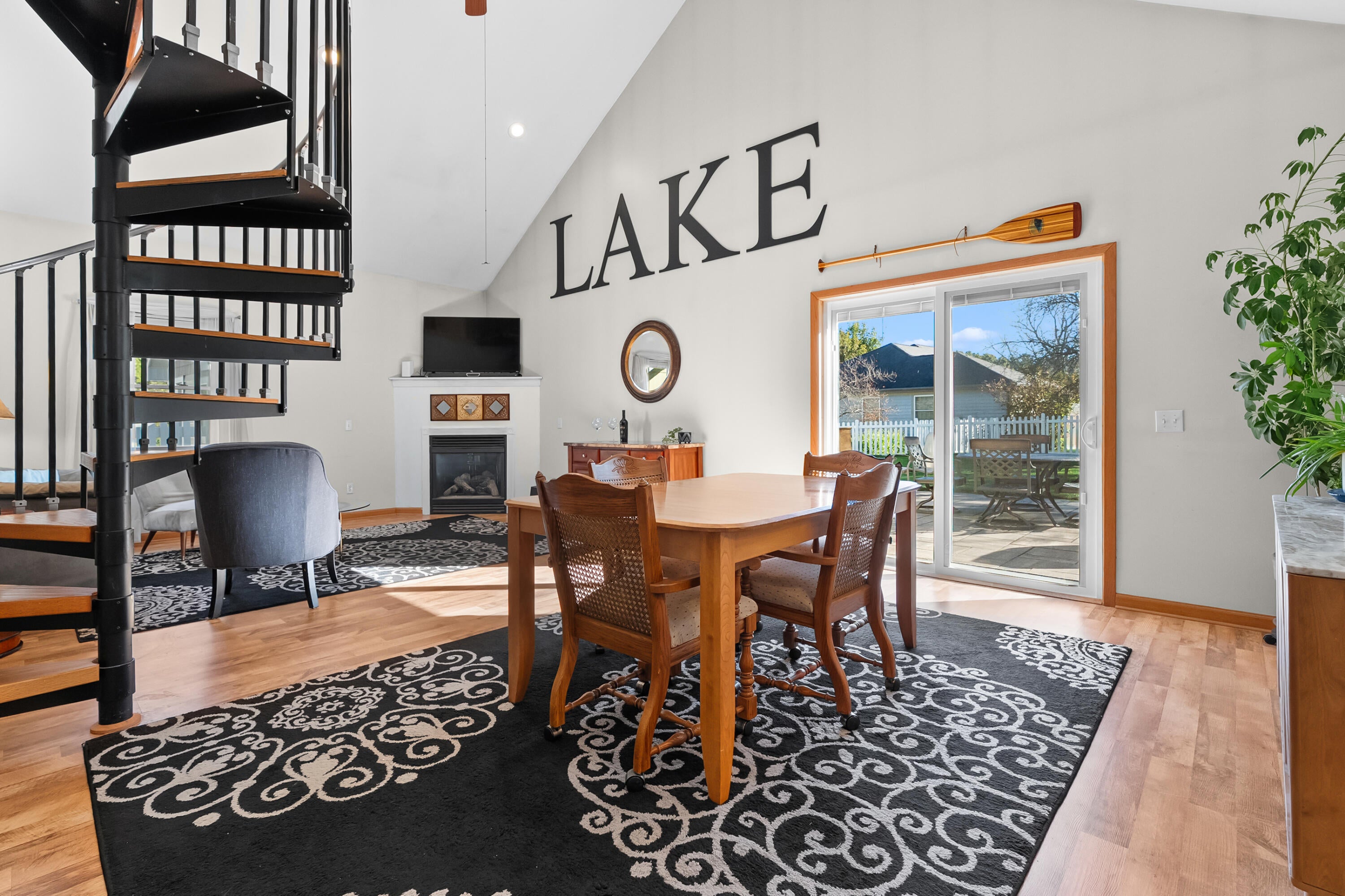 3627 Lakeshore Drive