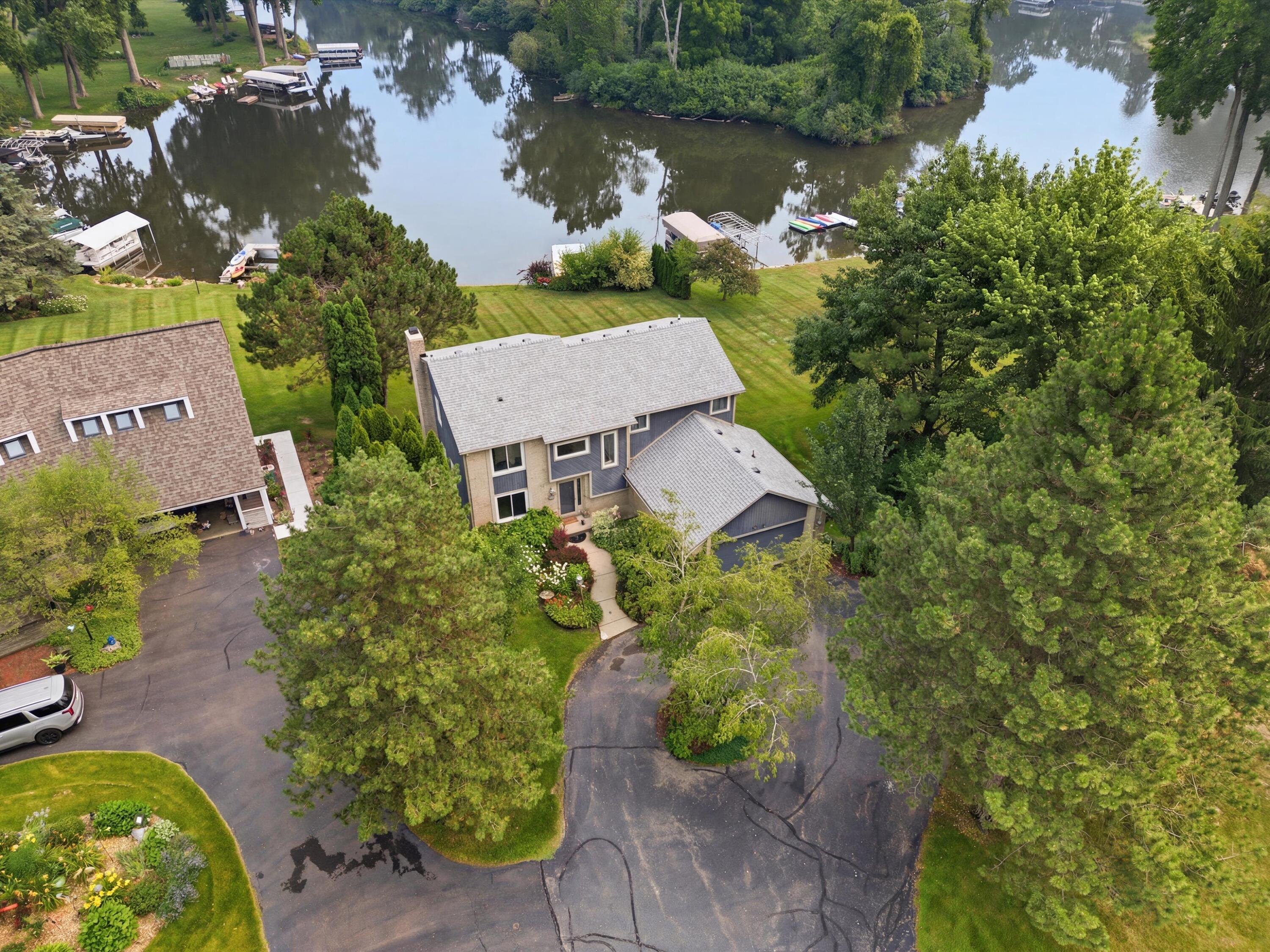 3926 Lakes Edge Drive