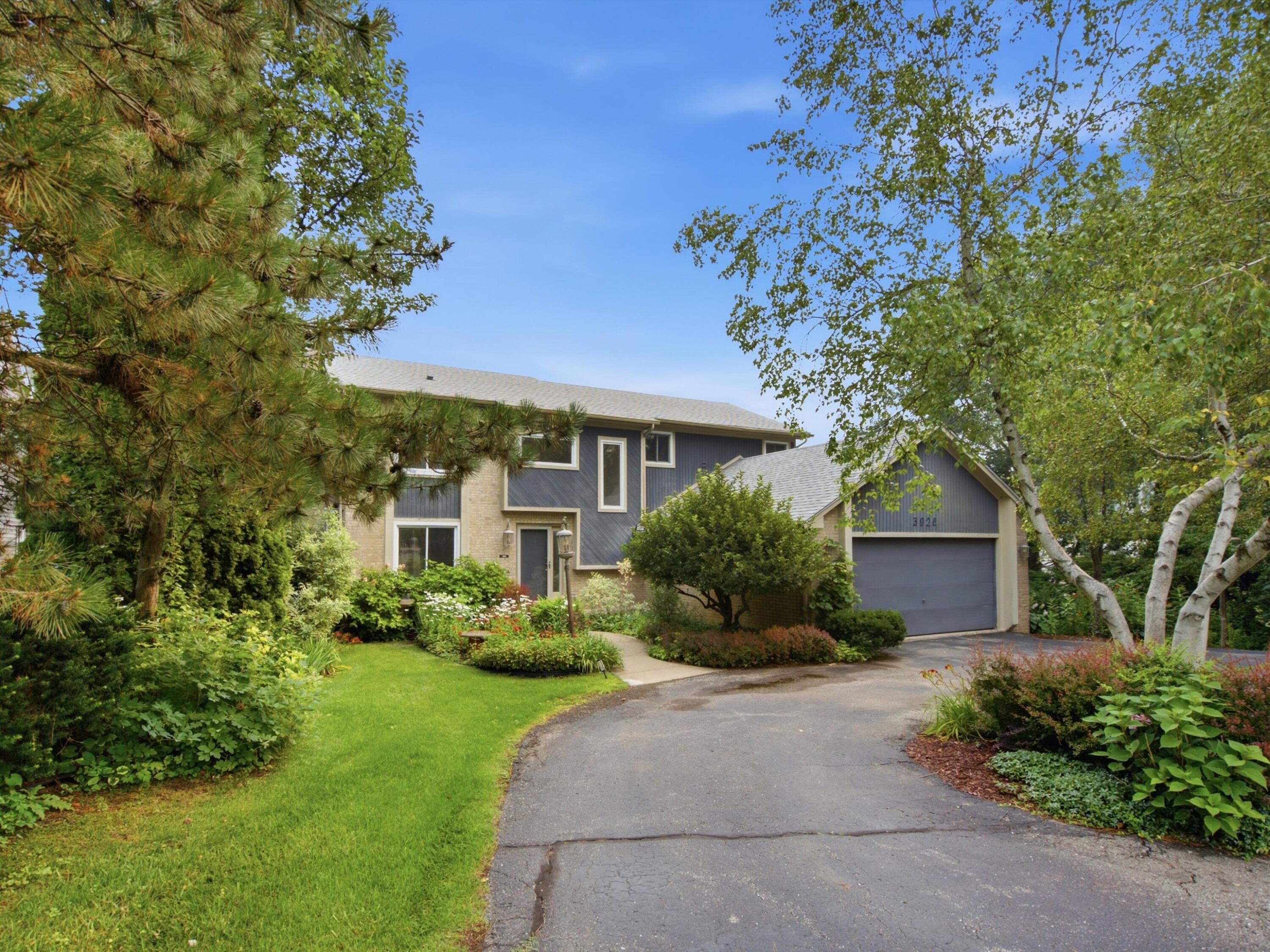 3926 Lakes Edge Drive