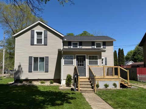 Photo of 401 E Prairie Street, Vicksburg, MI 49097 (MLS # 26018000)