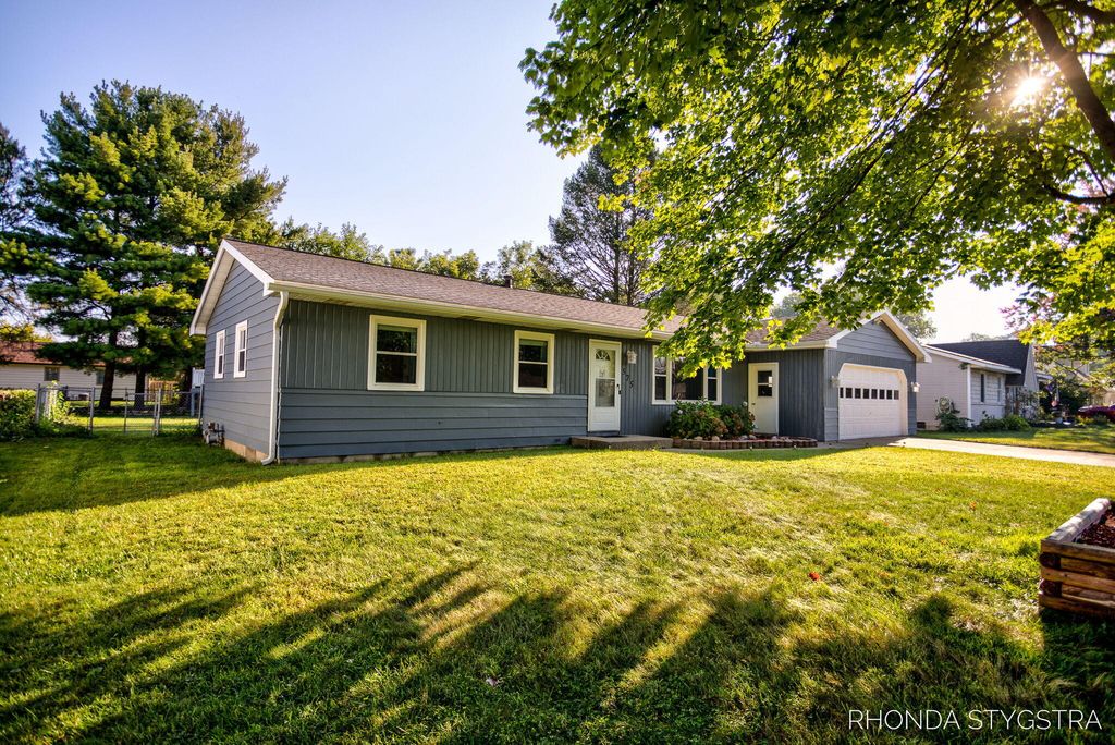 Photo of 575 Pineview Drive, Holland, MI 49424 (MLS # 25048135)
