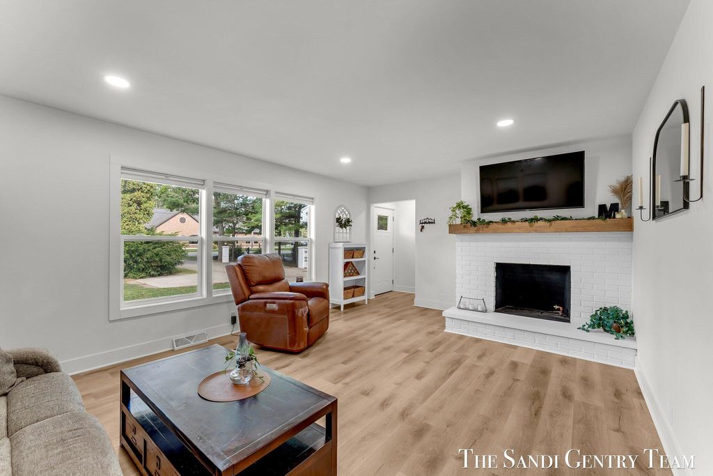Photo of 904 E Savidge Street, Spring Lake, MI 49456 (MLS # 25053118)