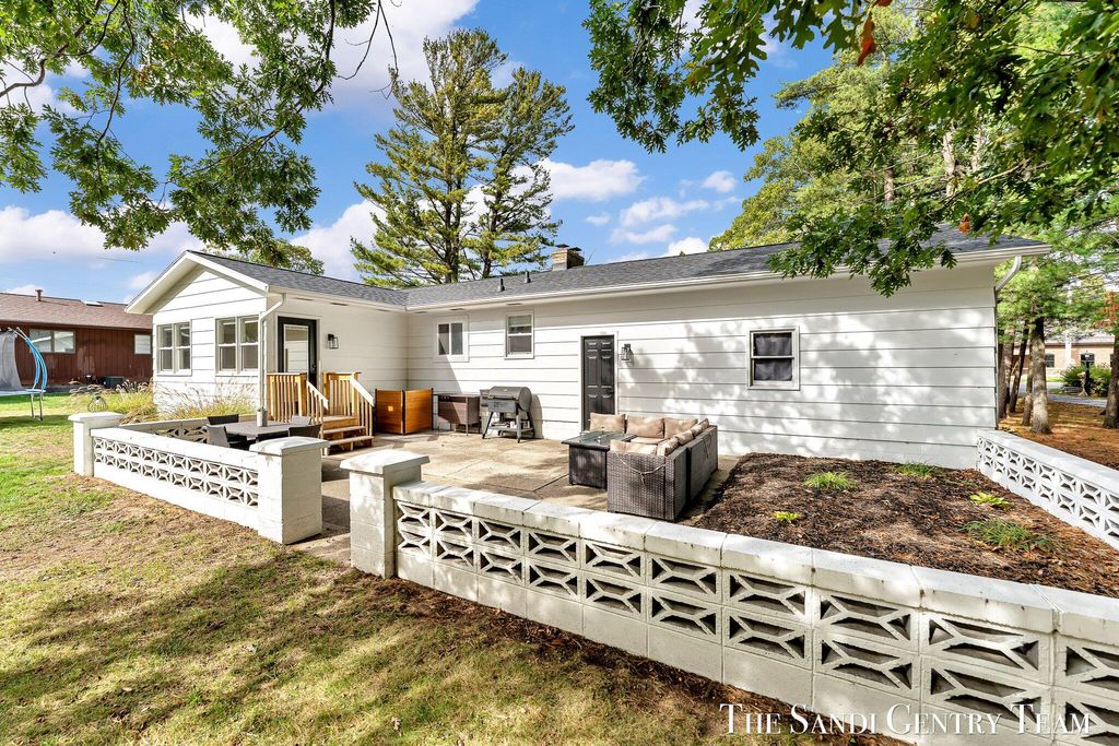 Photo of 904 E Savidge Street, Spring Lake, MI 49456 (MLS # 25053118)