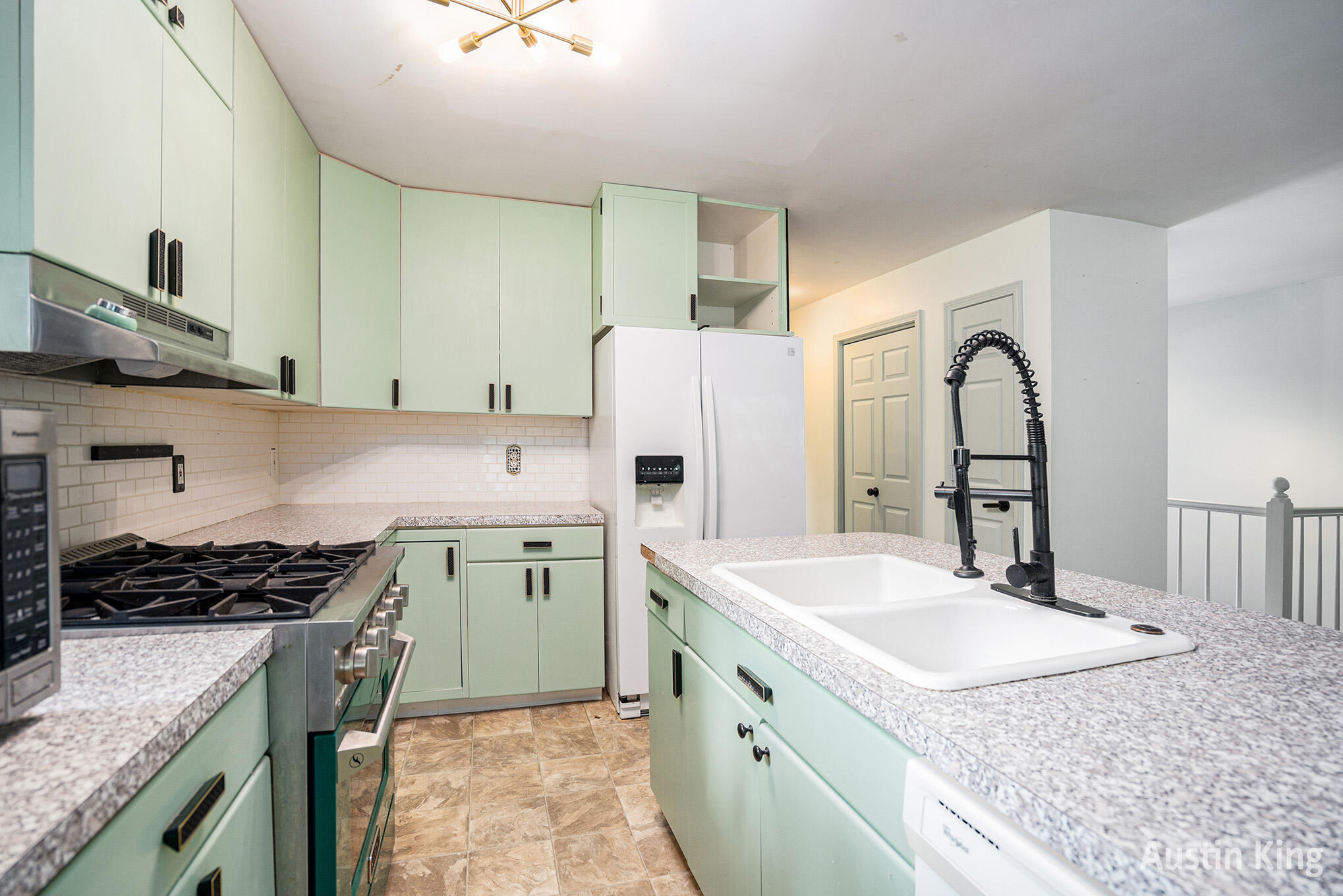 Grand Rapids, Michigan 49508, United States, 3 Bedrooms Bedrooms, ,3 BathroomsBathrooms,Residential,Pending,187465