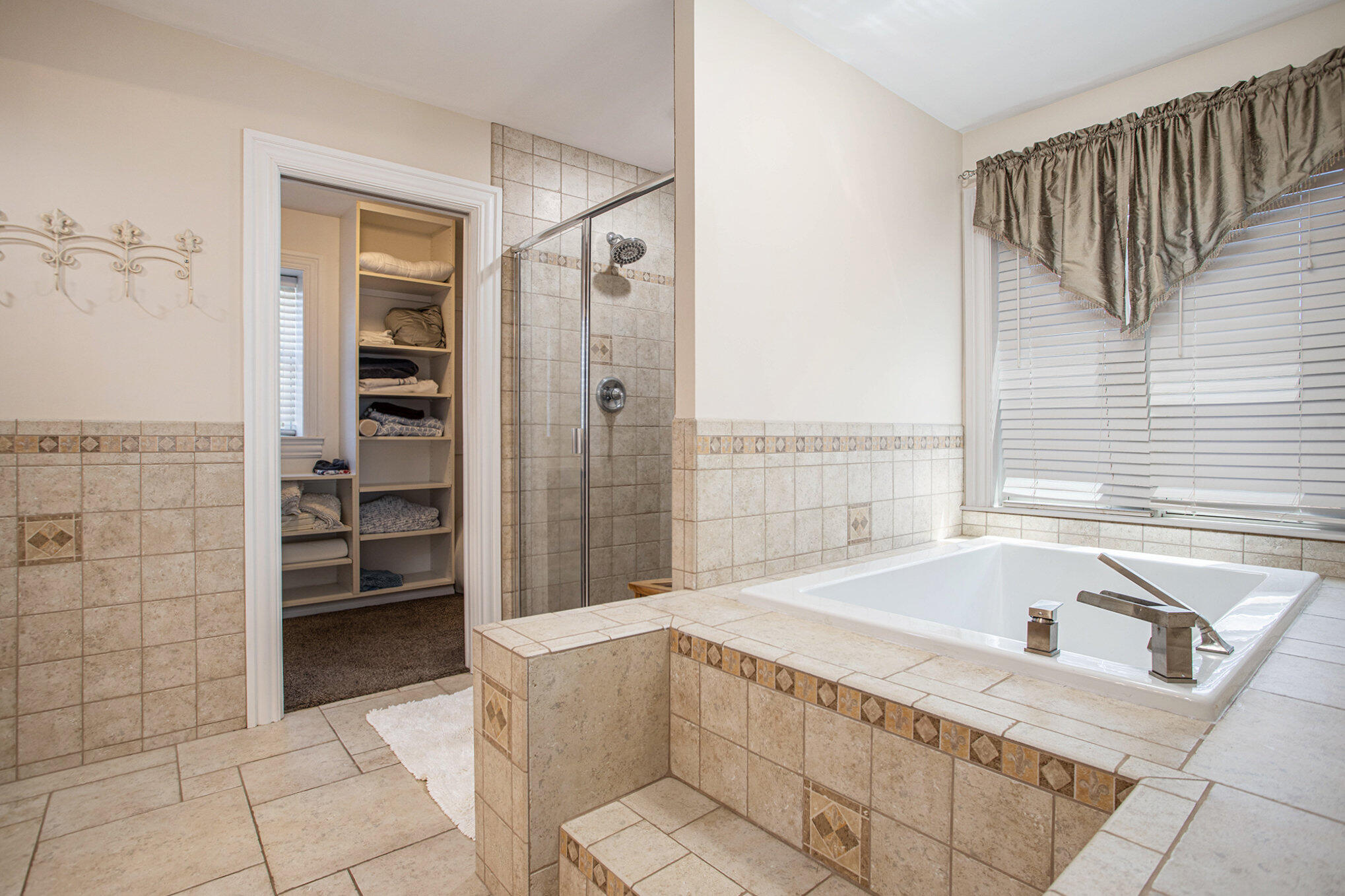 Battle Creek, Michigan 49017, United States, 5 Bedrooms Bedrooms, ,4 BathroomsBathrooms,Residential,Pending,100269