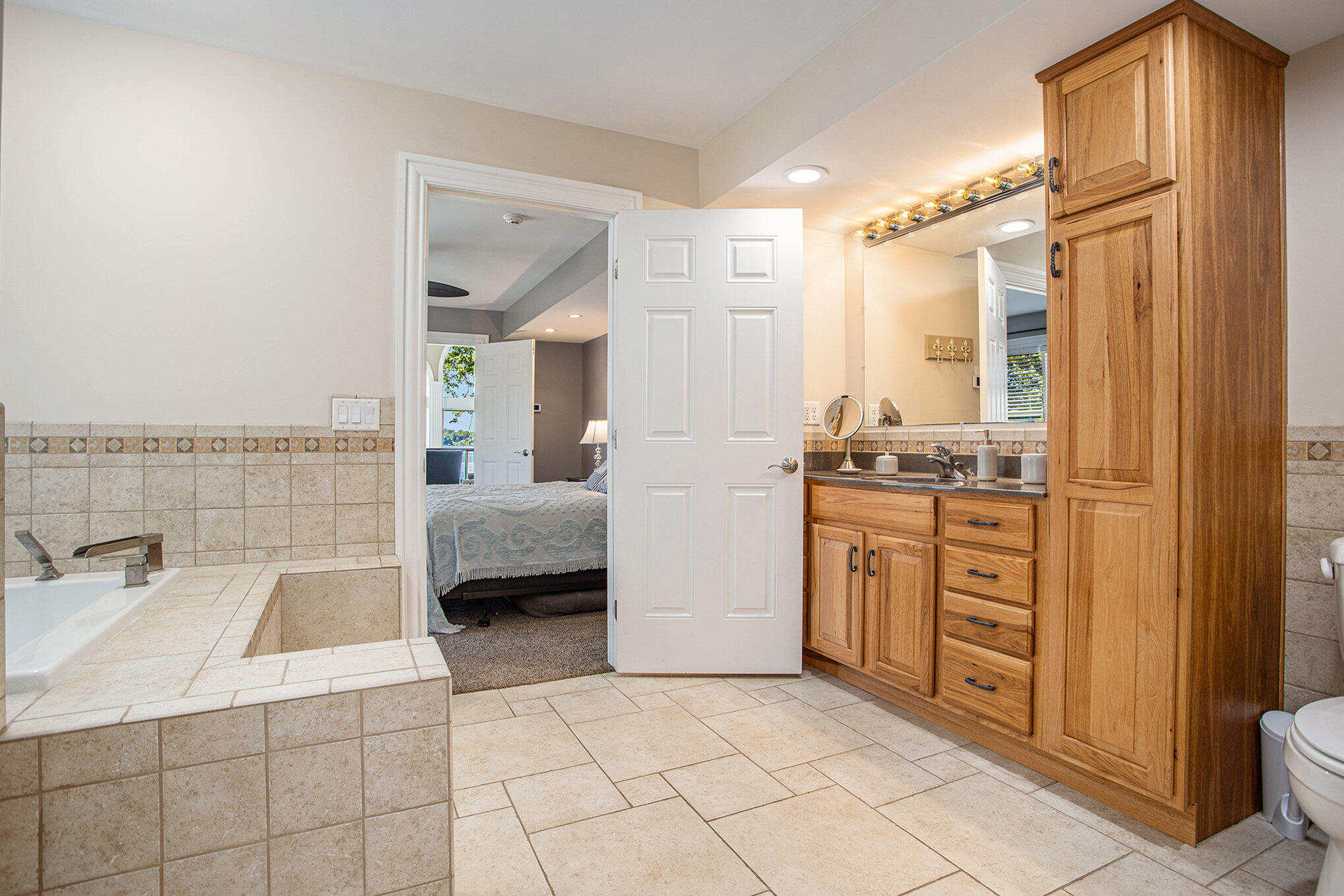 Battle Creek, Michigan 49017, United States, 5 Bedrooms Bedrooms, ,4 BathroomsBathrooms,Residential,Pending,100269