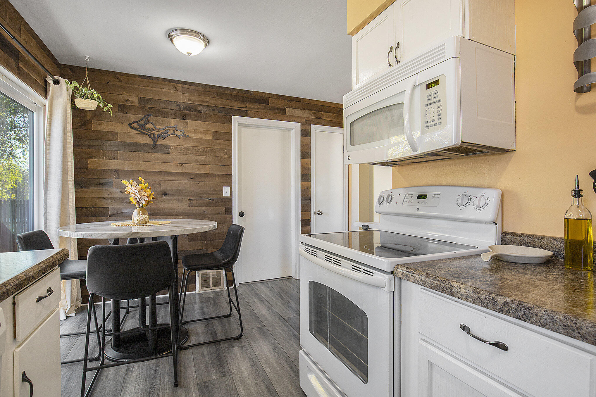 Wyoming, Michigan 49548, United States, 3 Bedrooms Bedrooms, ,2 BathroomsBathrooms,Residential,Active,242929