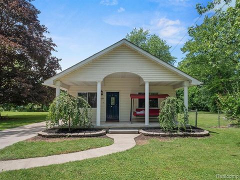 Single Family Residence in Dearborn Heights MI 5642 Weddell Street.jpg