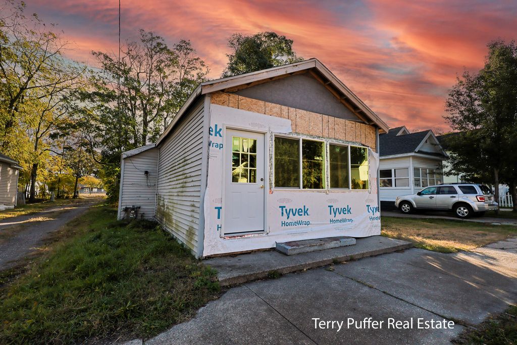 Photo of 1650 Beidler Street, Muskegon, MI 49441 (MLS # 25054743)