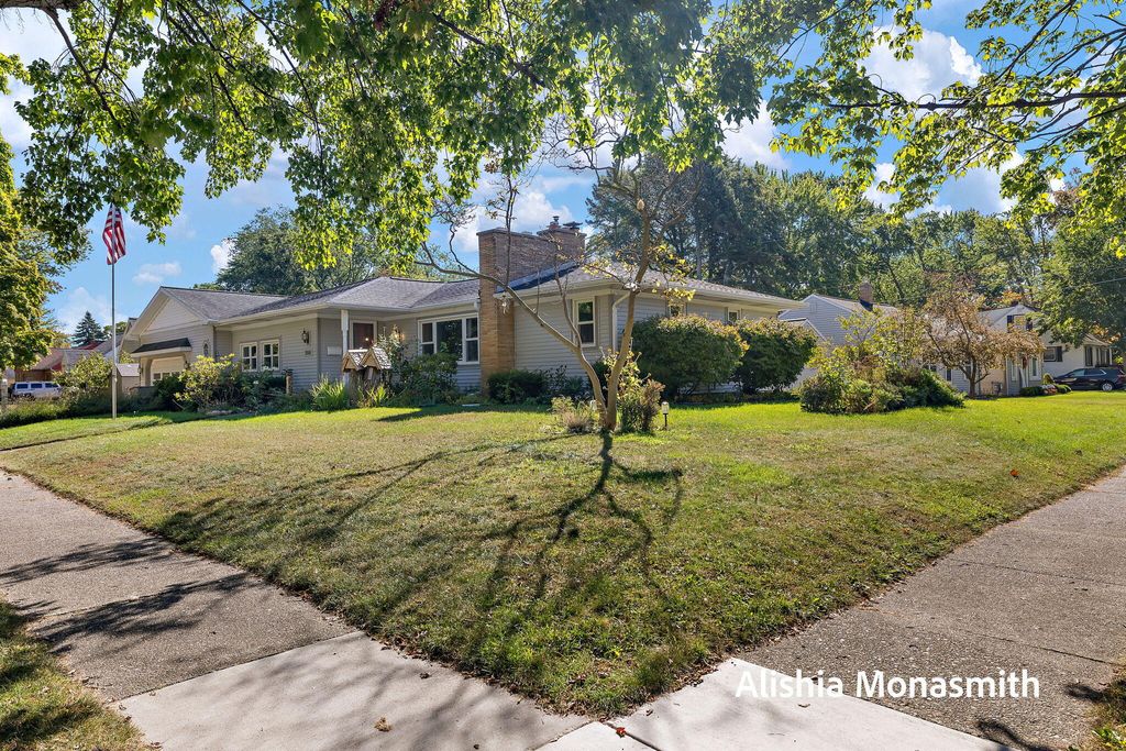 Photo of 1104 Woodlawn Avenue, Grand Haven, MI 49417 (MLS # 25050637)