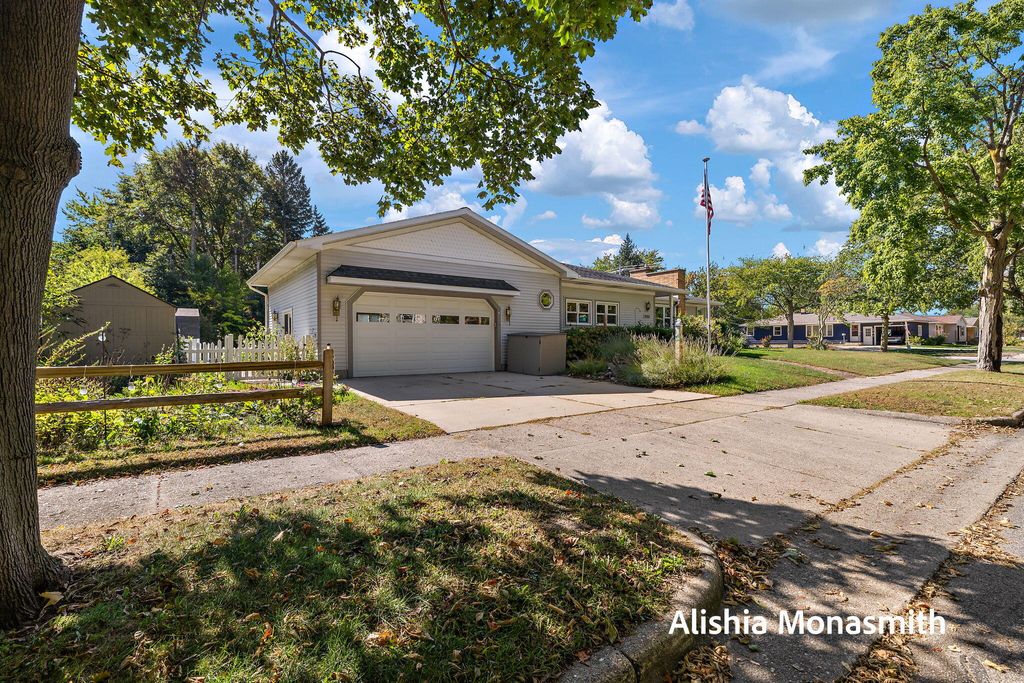 Photo of 1104 Woodlawn Avenue, Grand Haven, MI 49417 (MLS # 25050637)